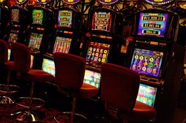 Live baccarat table interface on latoto slot showing betting options and dealer